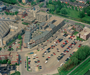 828294 Luchtfoto van het parkeerterrein bij de Schakelstede te Nieuwegein vanuit het zuidoosten, met op de achtergrond ...